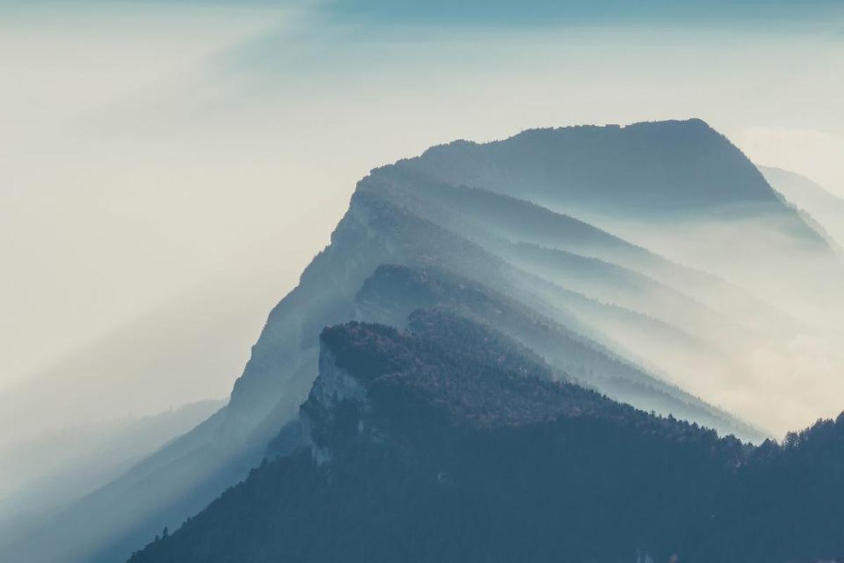 La niebla en el valle dura poco después del amanecer: es la media hora que compensa el viaje.