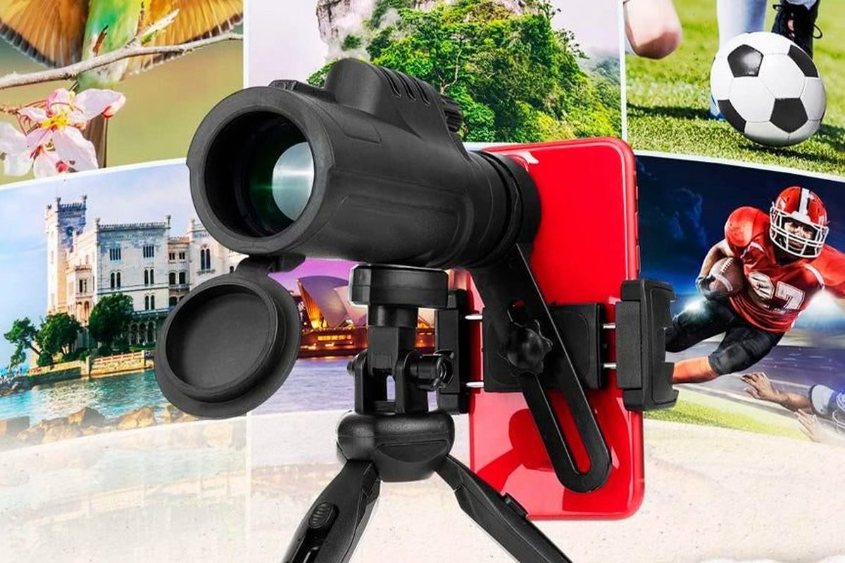 El monocular acoplado al móvil con el mini-trípode que viene en el paquete.